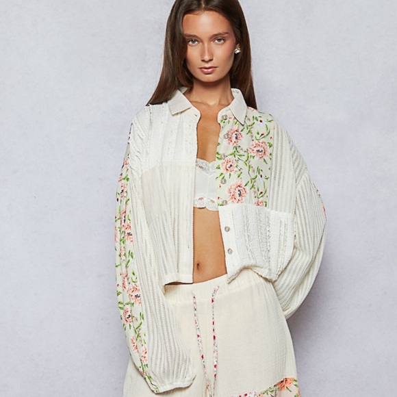 Summer Clearout 🩷🩷 Floral Patchwork & lace Top - Picture 4 of 4